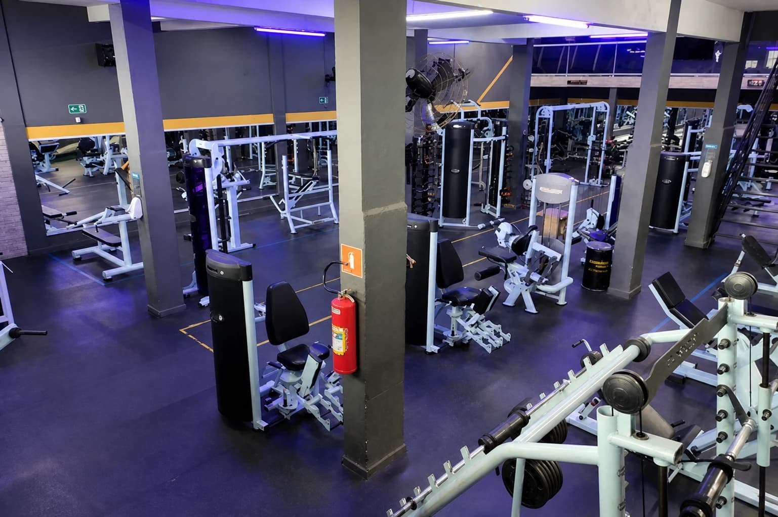 Área de musculação da Ativa Fit vista do piso superior