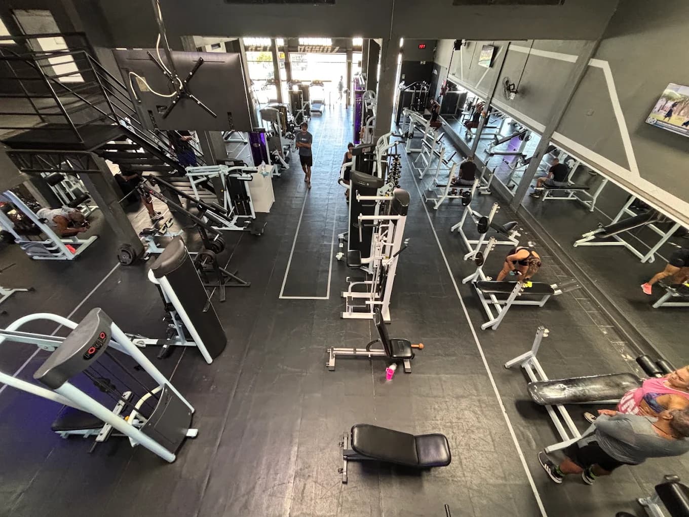 Vista ampla do ambiente de musculação da Ativa Fit
