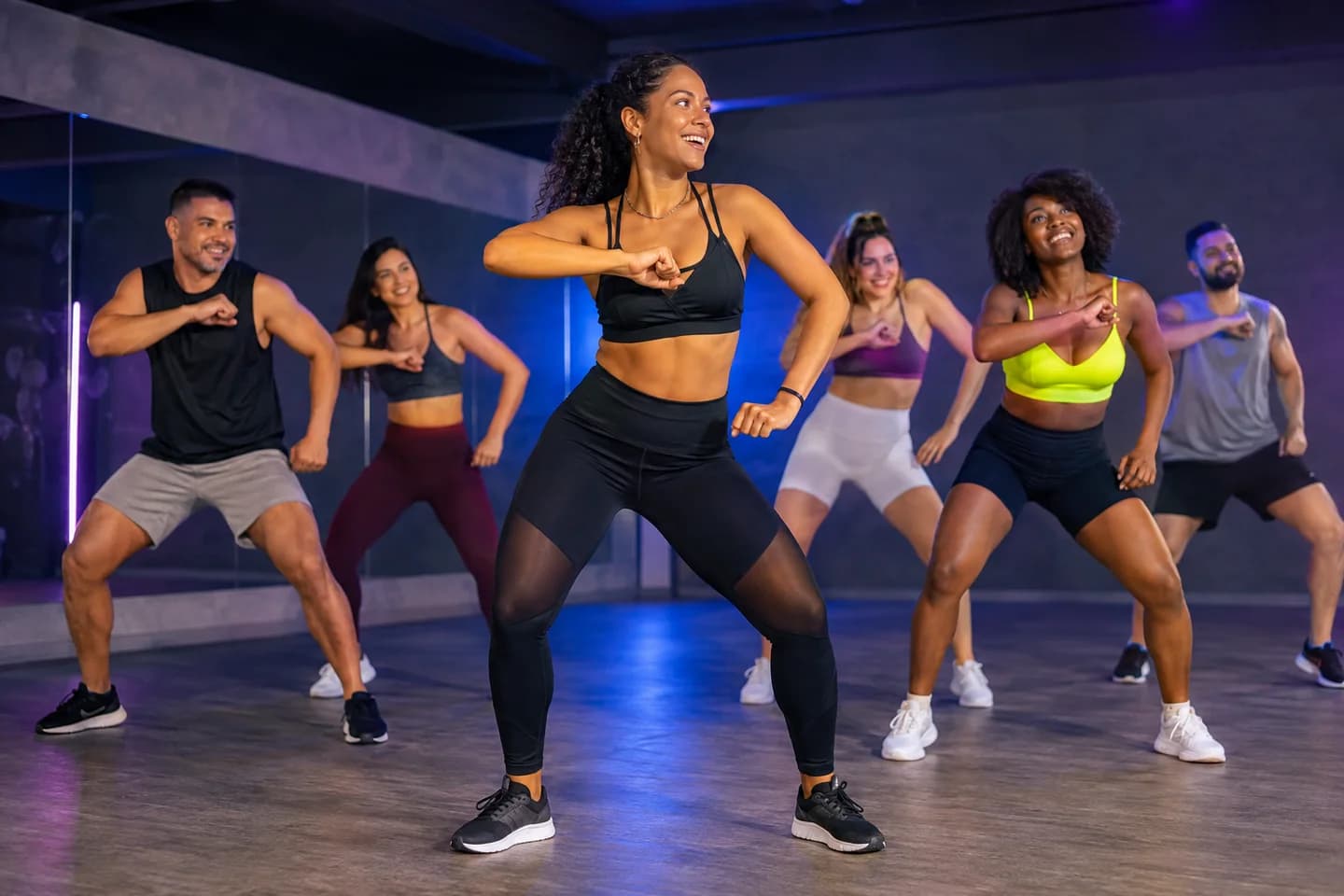 Alunos acompanhando uma coreografia em uma aula de Fit Dance